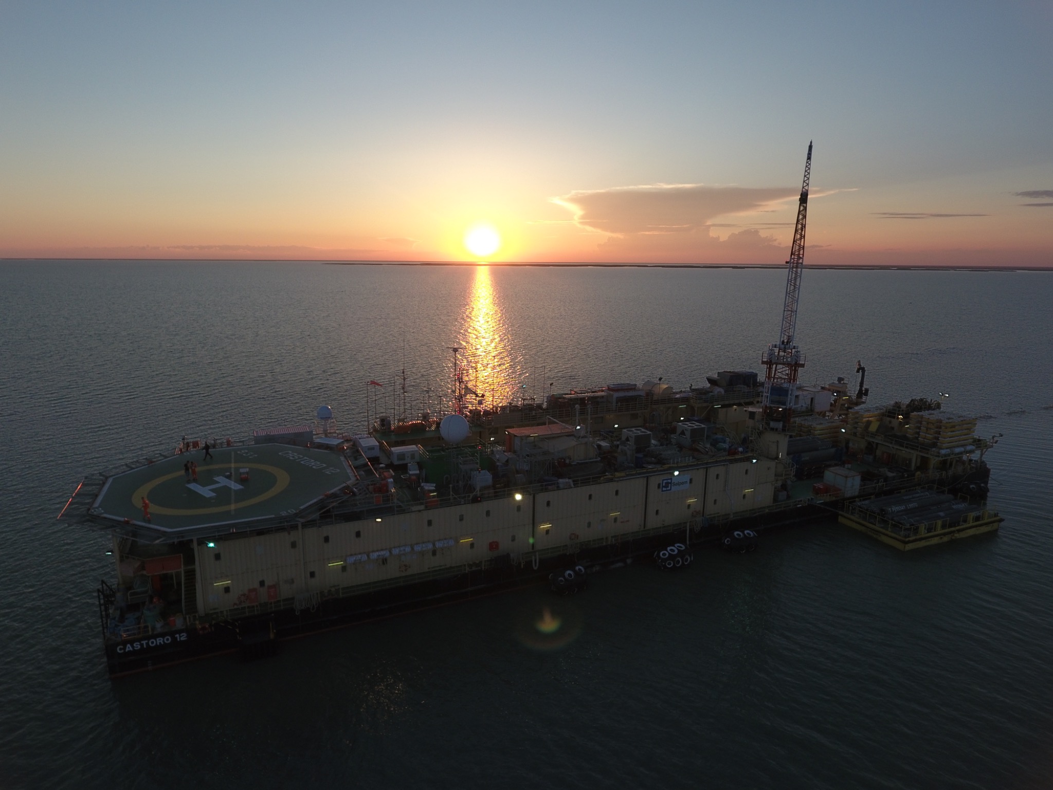 Offshore spread wide angle