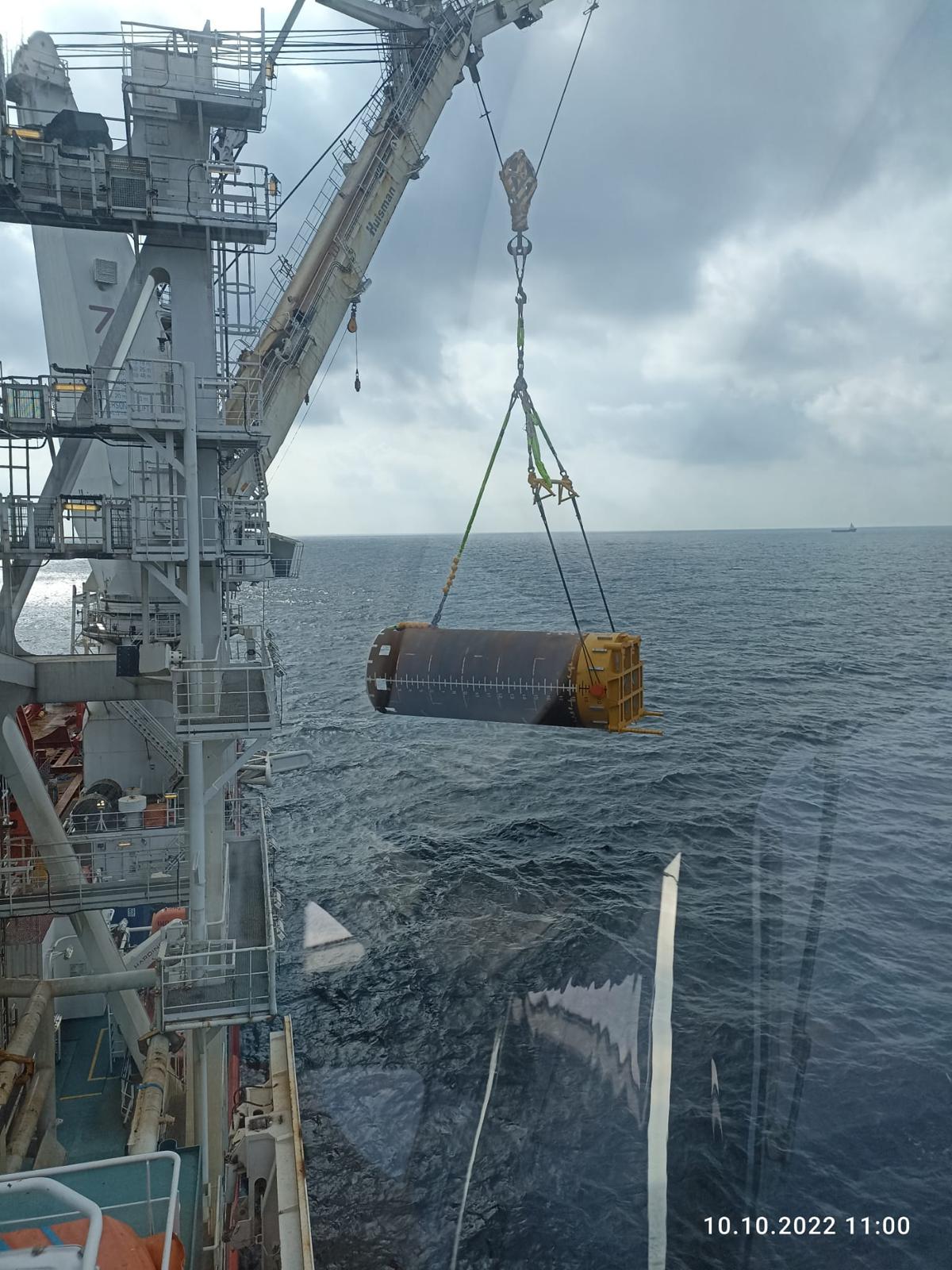 Offshore heavy lift operation over sea during readiness phase