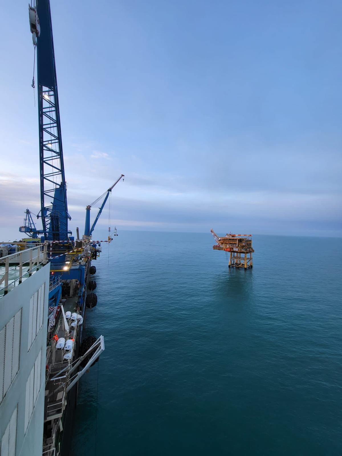 Offshore vessel operation near fixed platform during readiness checks