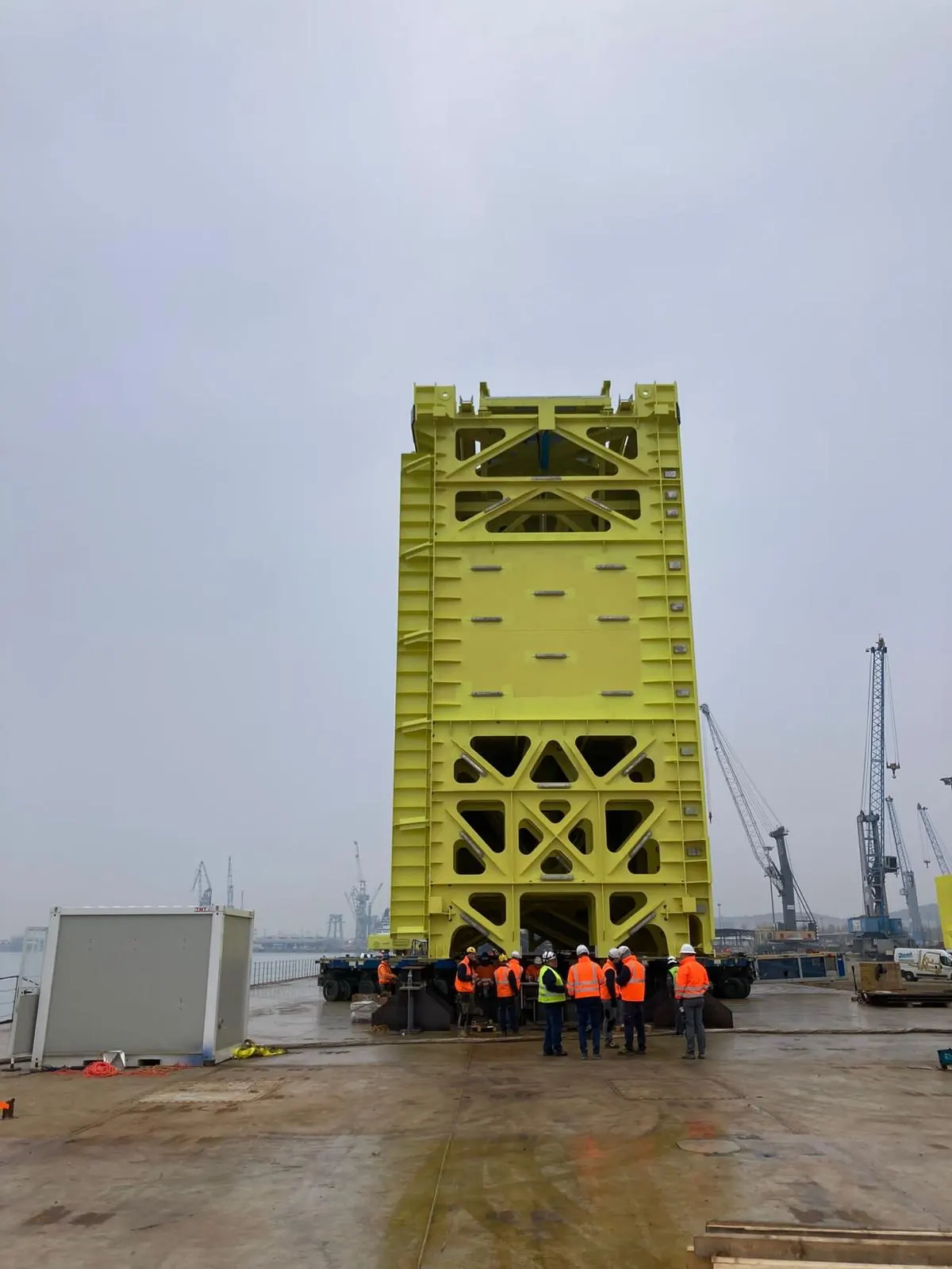 SPMT movement of large offshore structure during loadout